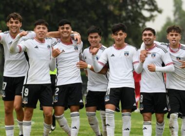 Colo-Colo Proyección celebrando un gol en el Estadio Monumental.