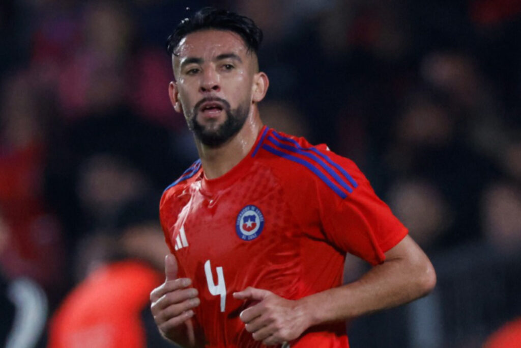 Mauricio Isla con la camiseta de la Selección Chilena.