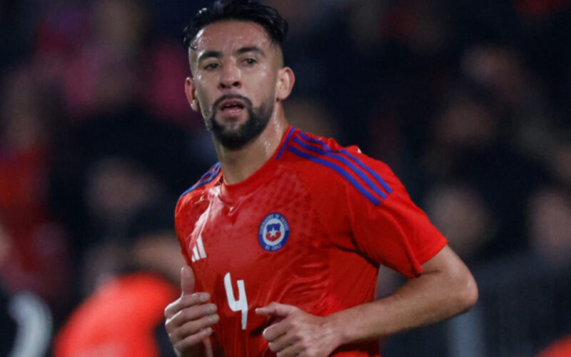 Mauricio Isla con la camiseta de la Selección Chilena.