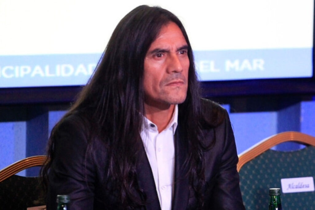 Gabriel Mendoza con cara de molestia