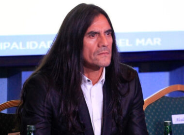 Gabriel Mendoza con cara de molestia