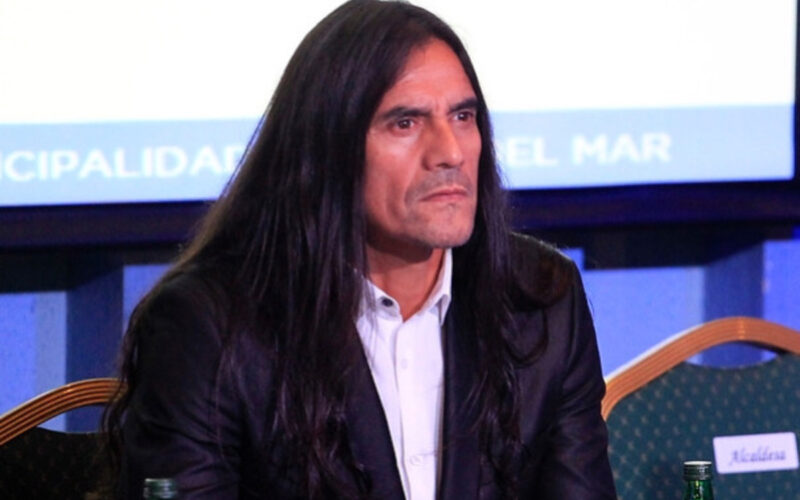 Gabriel Mendoza con cara de molestia