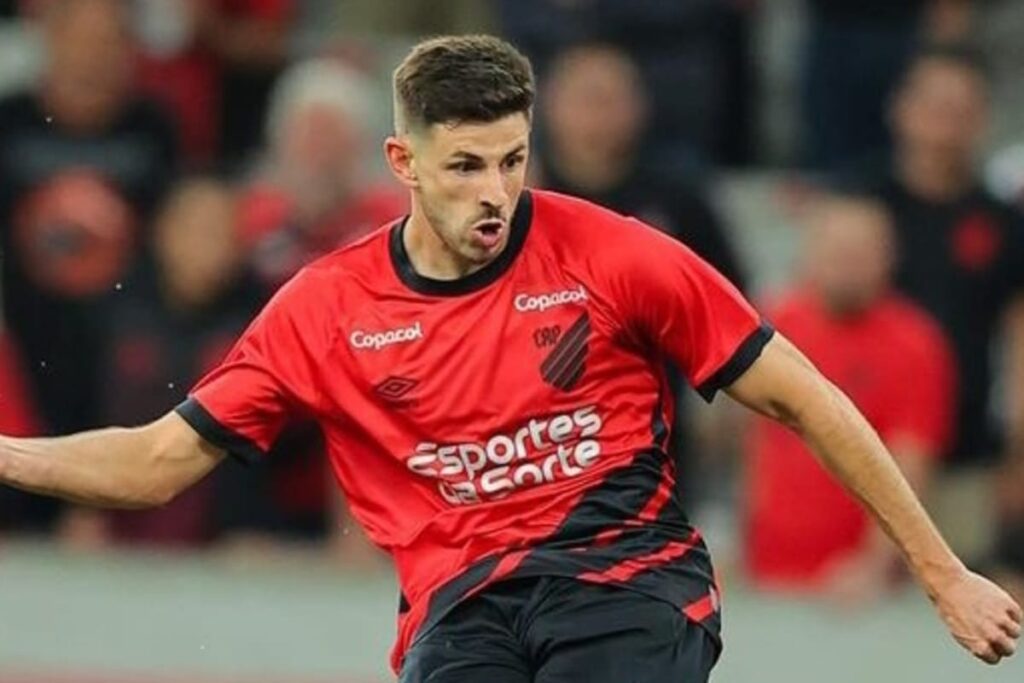 Lucas Di Yorio con camiseta de Athletico Paranaense.