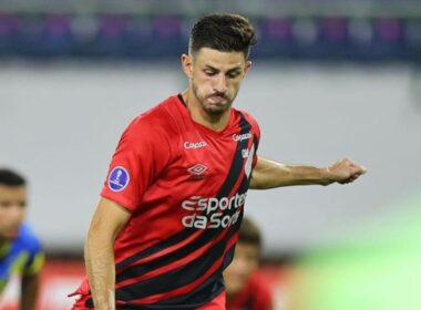 Lucas Di Yorio con camiseta de Athletico Paranaense.