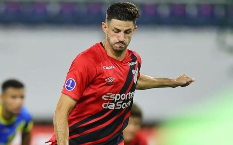 Lucas Di Yorio con camiseta de Athletico Paranaense.