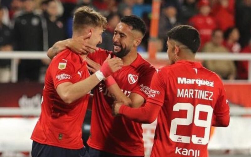 Mauricio Isla, Matías Giménez y Braian Martínez celebrando un gol con Independiente de Avellaneda.