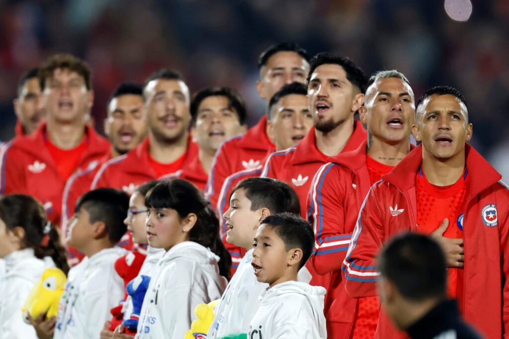 Selección Chilena cantando el himno nacional.