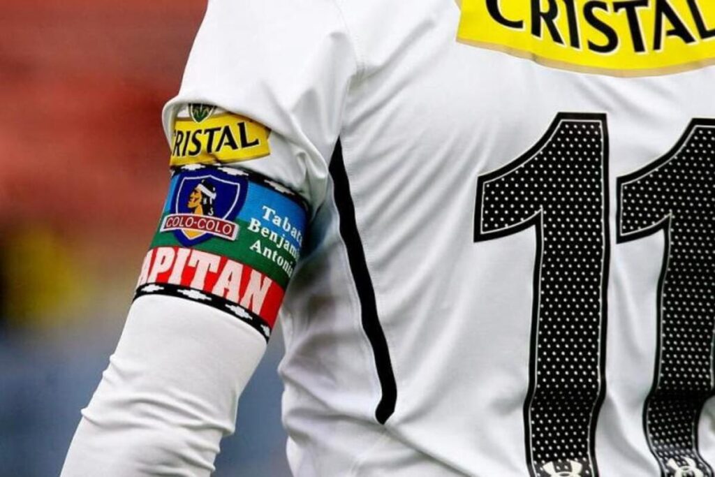 Camiseta y jineta de capitán de Gonzalo Fierro