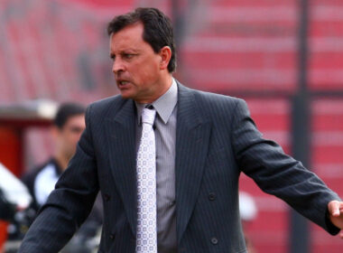 Primer plano al ex entrenador de U de Concepción, Yuri Fernández