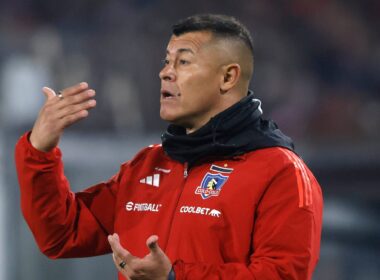 Jorge Almirón dando instrucciones con indumentaria de Colo-Colo.