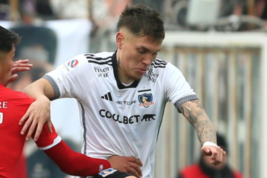 El jugador de Colo-Colo, Lucas Soto en el partido frente a Colegio Quillón.