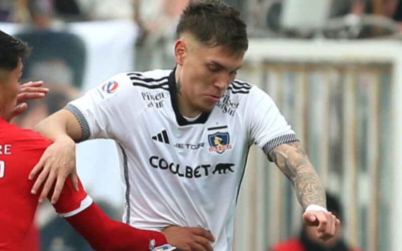 El jugador de Colo-Colo, Lucas Soto en el partido frente a Colegio Quillón.
