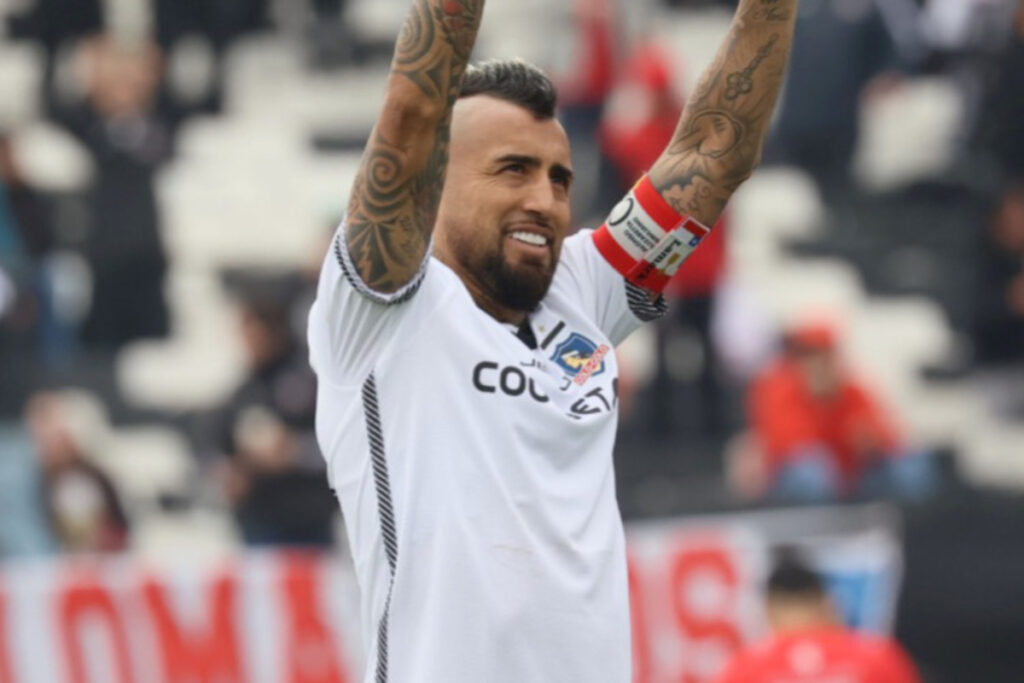 Primer plano al jugador de Colo-Colo, Arturo Vidal
