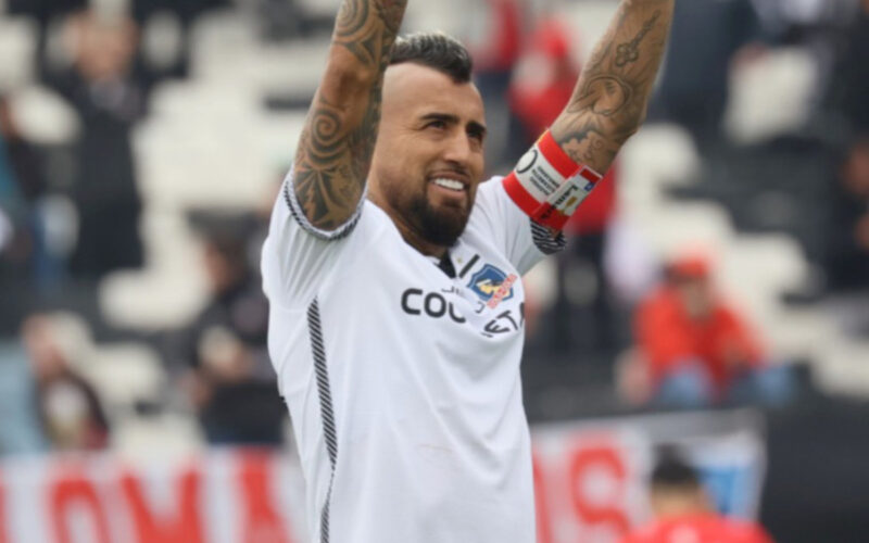 Primer plano al jugador de Colo-Colo, Arturo Vidal