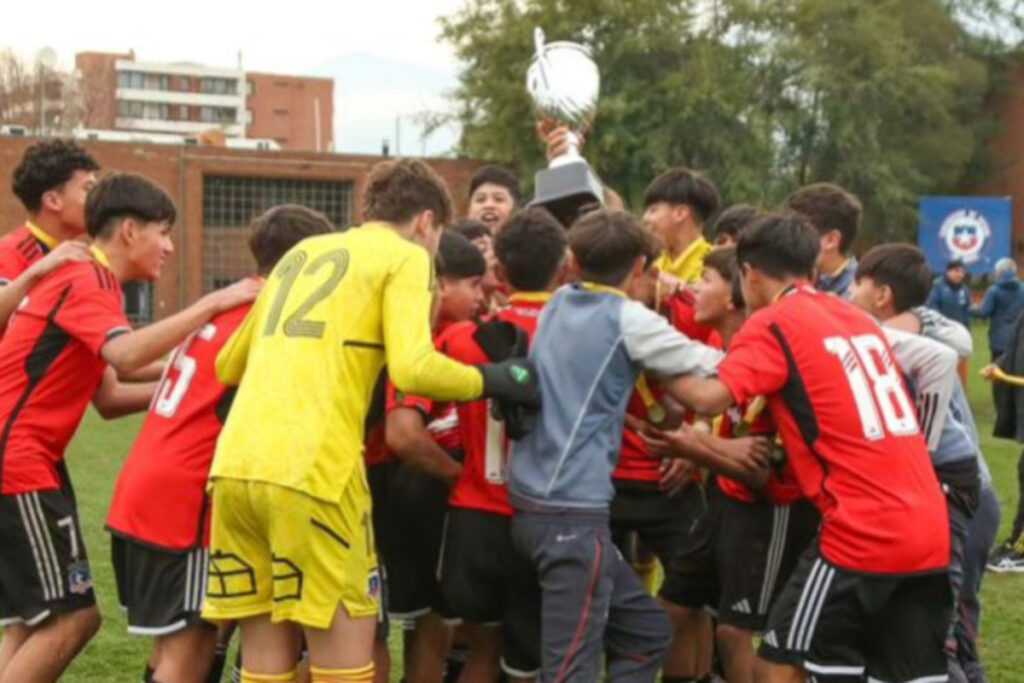 Jugadores de Colo-Colo celebrando con la copa