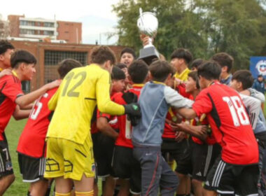 Jugadores de Colo-Colo celebrando con la copa