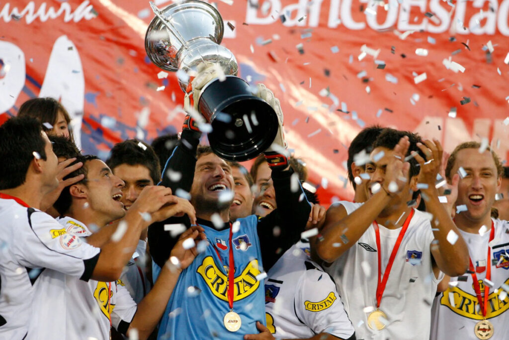 Jugadores de Colo-Colo levantando la copa