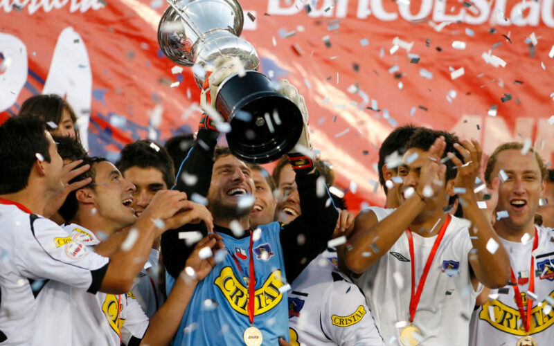 Jugadores de Colo-Colo levantando la copa