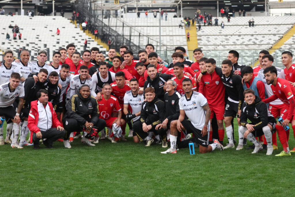 Planteles de Colo-Colo y Deportes Quillón después del duelo por Copa Chile