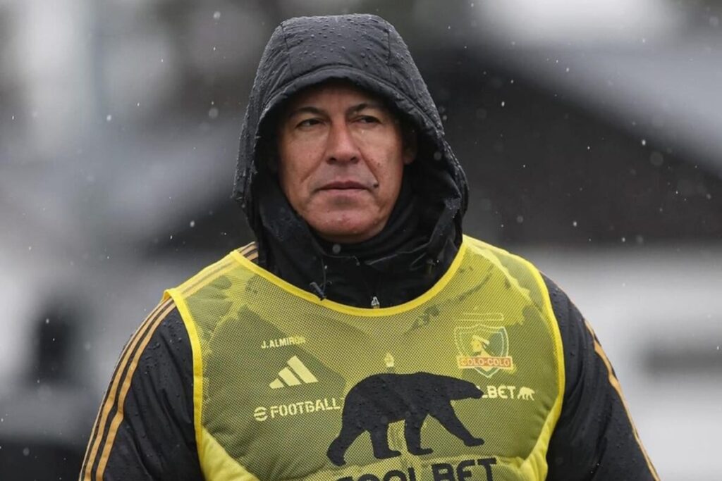 Jorge Almirón durante un entrenamiento de Colo-Colo.