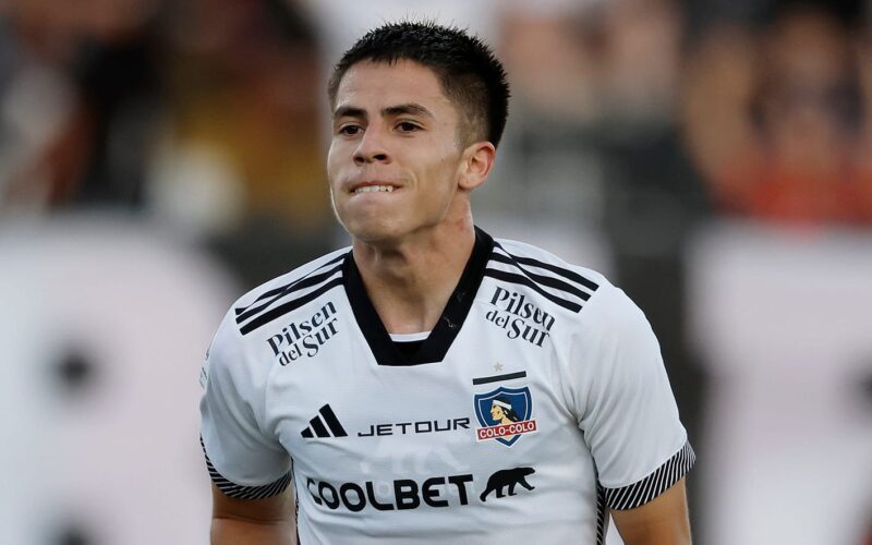 Matías Moya con camiseta de Colo-Colo mientras se muerde la boca.