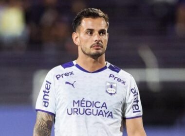 Octavio Rivero con la camiseta de Defensor Sporting.