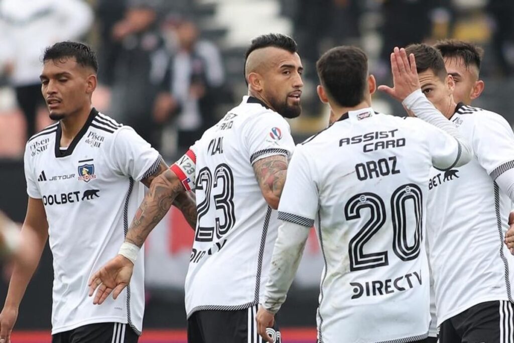 Jugadores de Colo-Colo celebrando un gol frente a Club Deportes Quillón