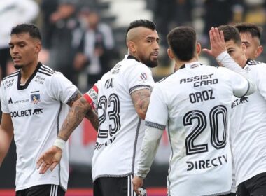 Jugadores de Colo-Colo celebrando un gol frente a Club Deportes Quillón