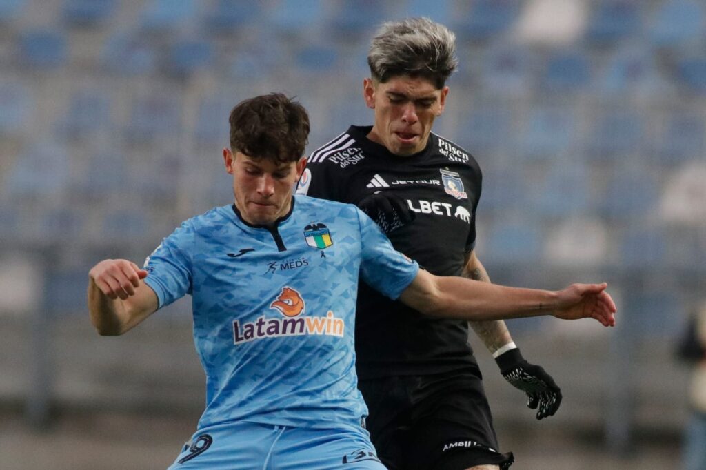 Simón Contreras y Carlos Palacios en el partido de Colo-Colo vs O´Higgins