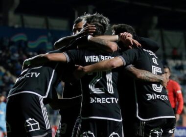Plantel de Colo-Colo celebrando un gol.