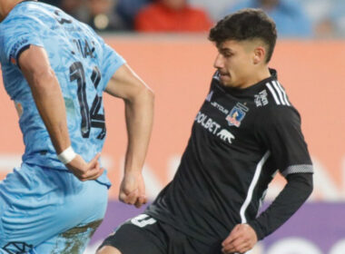 Alexander Oroz con la camiseta negra de Colo-Colo.