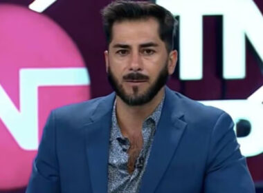 Primer plano al ex arquero y ahora comentarista de TNT Sports, Johnny Herrera