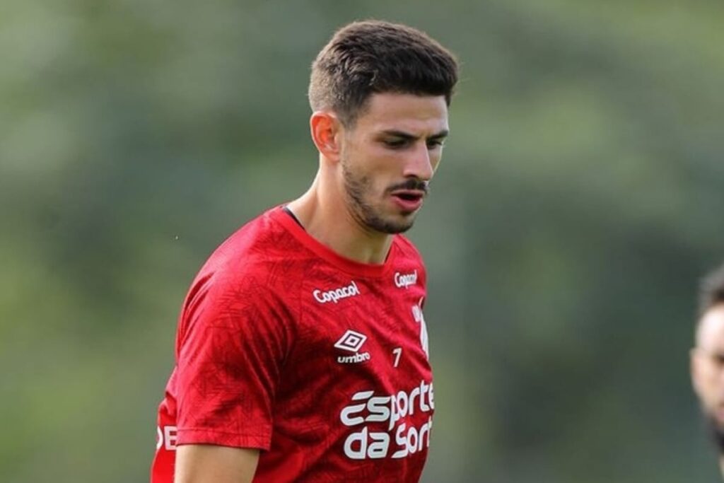 Primer plano al jugador de Athletico Paranaense