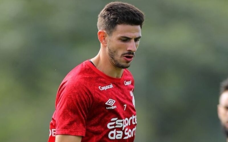 Primer plano al jugador de Athletico Paranaense