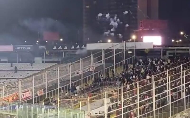 Lanzamiento de fuegos de artificio a la barra visitante en el Estadio Monumental