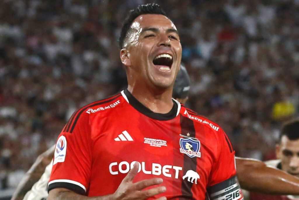 El jugador Esteban Paredes durante su partido amistoso contra Club Atletico Colon