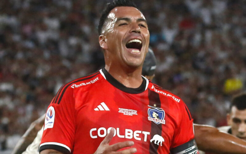 El jugador Esteban Paredes durante su partido amistoso contra Club Atletico Colon