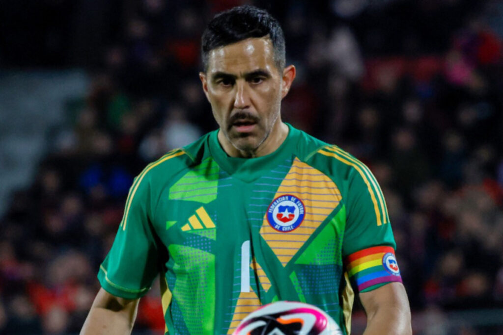 El arquero de la seleccion chilena Claudio Bravo durante el partido amistoso con Paraguay