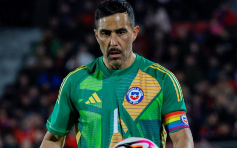 El arquero de la seleccion chilena Claudio Bravo durante el partido amistoso con Paraguay