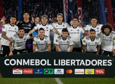 Formación de Colo-Colo frente a Cerro Porteño en Paraguay.