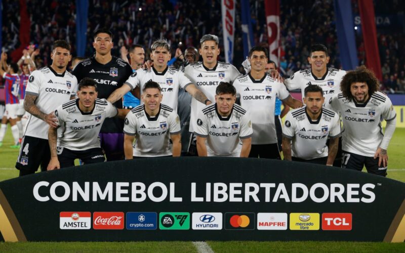 Formación de Colo-Colo frente a Cerro Porteño en Paraguay.