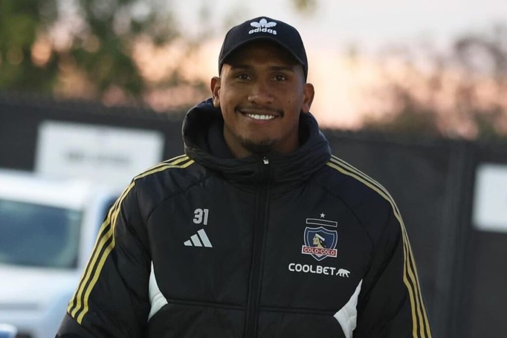 Omar Carabalí con indumentaria de Colo-Colo