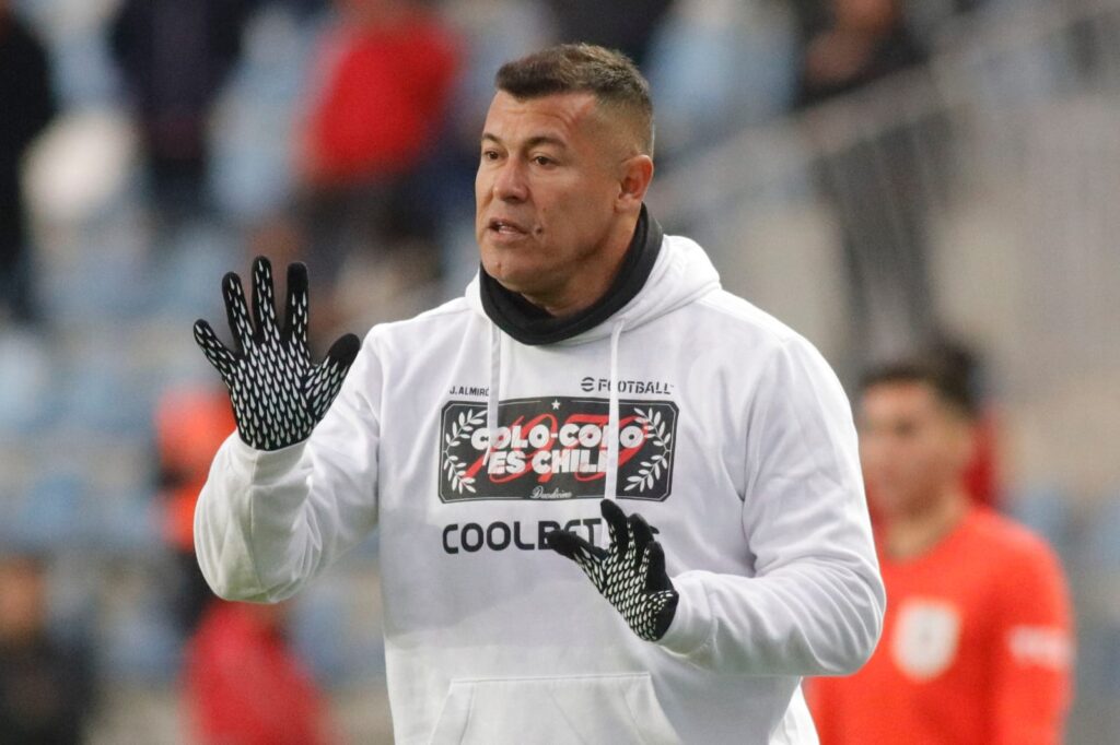 Jorge Almirón con polerón de Colo-Colo.