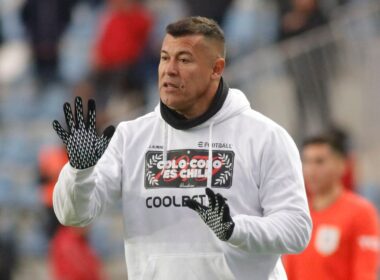 Jorge Almirón con polerón de Colo-Colo.
