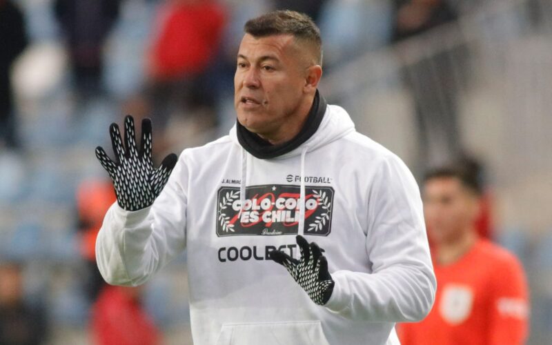 Jorge Almirón con polerón de Colo-Colo.