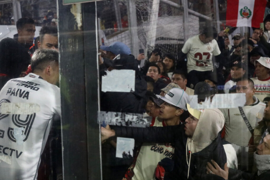 Colo-Colo vs Universitario en el Estadio Monumental.