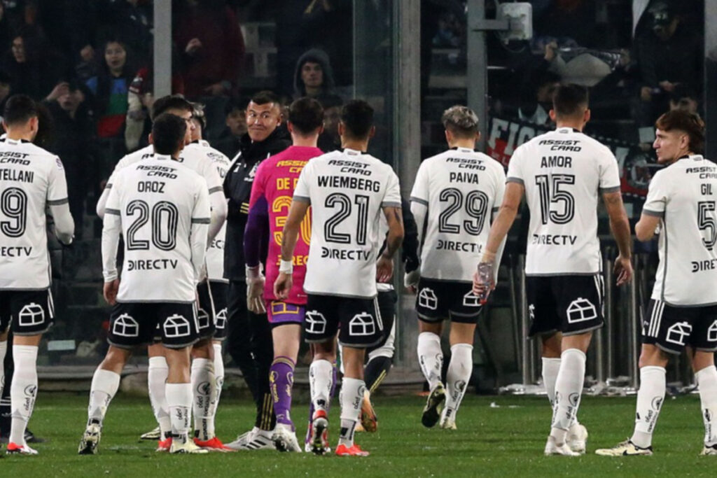 Jugadores de Colo-Colo en el duelo frente a Universitario de Deportes