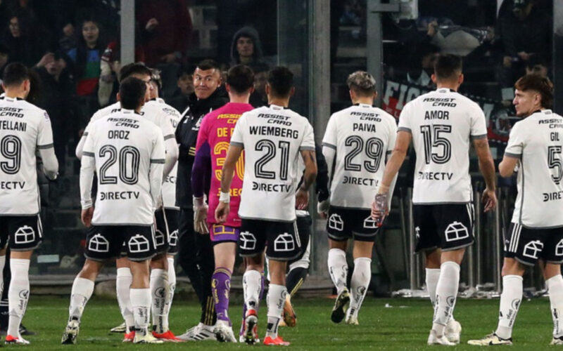 Jugadores de Colo-Colo en el duelo frente a Universitario de Deportes