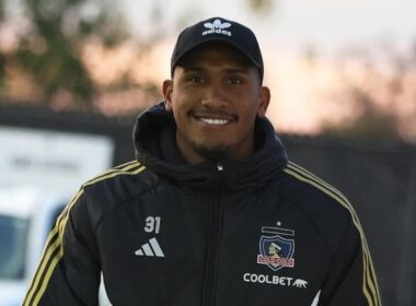 Omar Carabalí con induementaria de Colo-Colo.