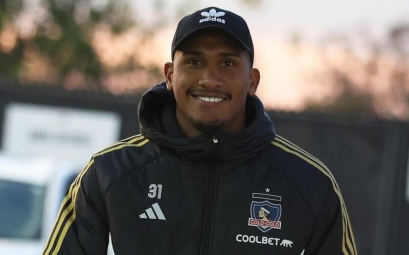 Omar Carabalí con induementaria de Colo-Colo.